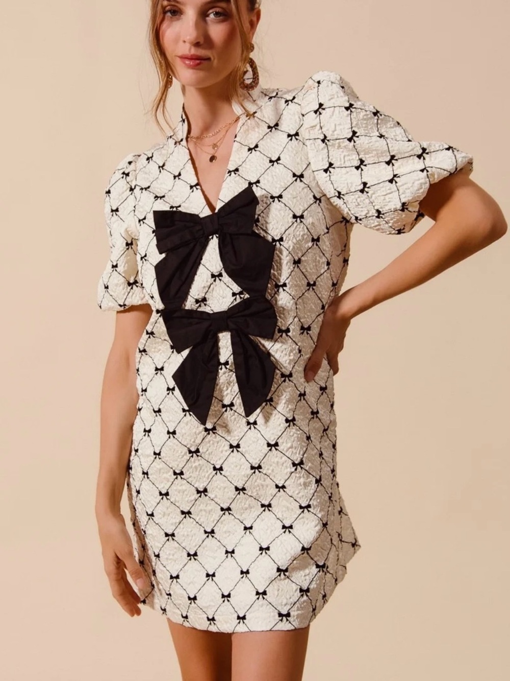 Elegant Jacquard Bow Print Shift Dress - Ivory/Cream Size Medium